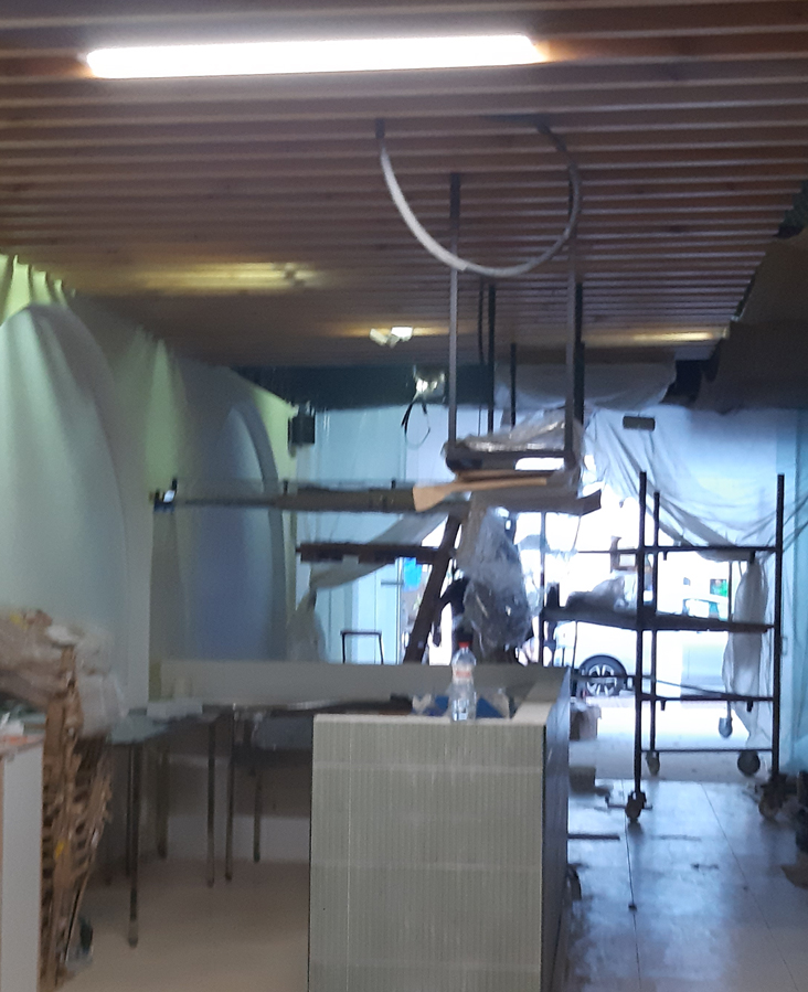 Instalación techo con listones de madera en restaurante